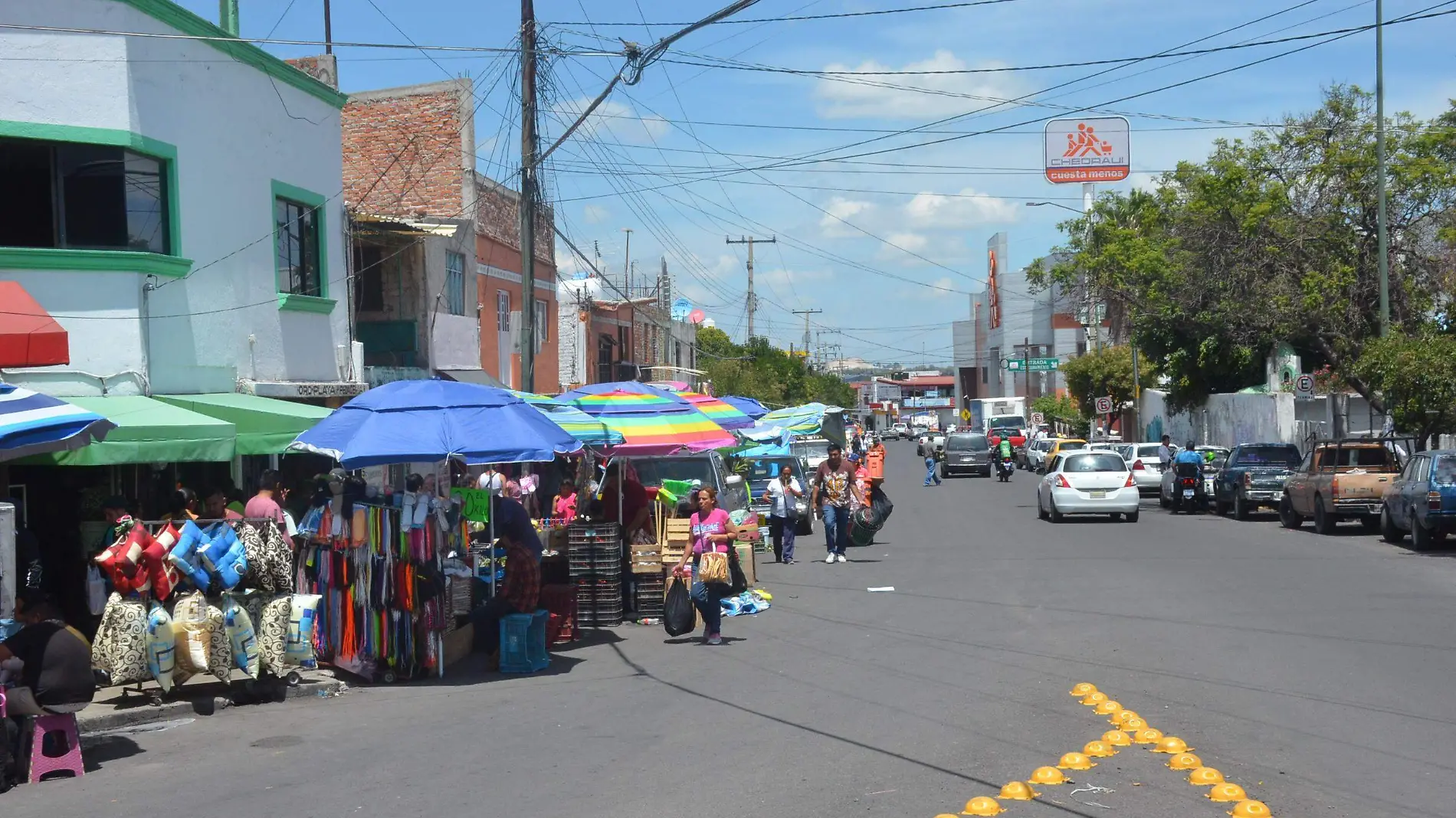 Removieron el comercio informal en la calle Valentín Gómez Farías.  Foto Luis Luévanos.